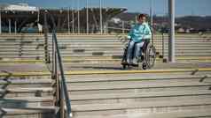 高加索人女人轮椅楼梯斜坡硬访问环境