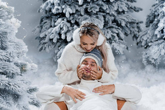 下降雪吻快乐年轻的夫妇特写镜头拥抱吻圣诞<strong>节</strong>树夏娃一年庆祝<strong>活动</strong>冬天一天笑脸<strong>男人</strong>。女人穿白色套头毛衣爱