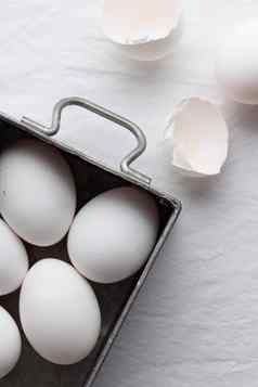 新鲜的鸡蛋蛋壳搅拌鞭打