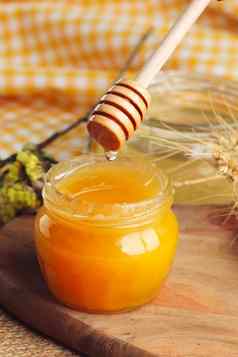 蜂蜜背景甜蜜的蜂蜜玻璃Jar木背景