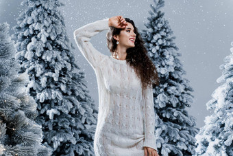 一年庆祝活动快乐女孩下降雪年轻的女人穿温暖的白色<strong>套衫</strong>白色袜子冬天假期雪一天