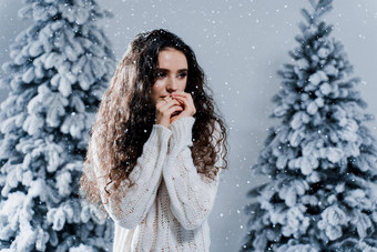 一年庆祝活动快乐女孩下降雪年轻的女人穿温暖的白色套衫白色袜子冬天假期雪一天