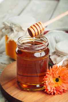 蜂蜜背景甜蜜的蜂蜜玻璃Jar木背景