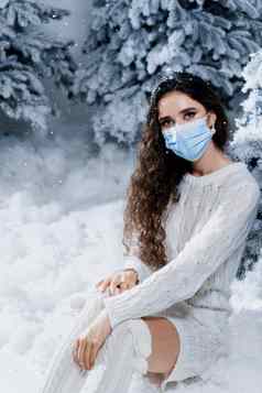 快乐女孩医疗面具下降雪保持首页社会距离冬天假期雪一天一年庆祝活动科维德冠状病毒检疫期