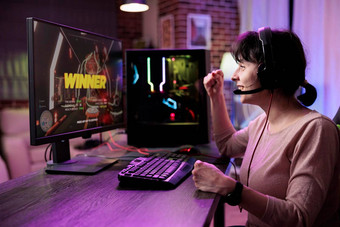 快乐女人赢得视频游戏比赛生活流