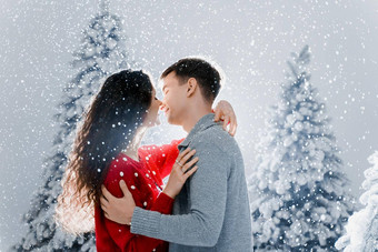 快乐年轻的夫妇拥抱吻圣诞<strong>节</strong>树夏娃一年庆祝<strong>活动</strong>冬天一天笑脸<strong>男人</strong>。女人爱下降雪吻