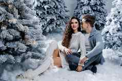一年爱故事夫妇吻拥抱快乐年轻的夫妇圣诞节树冬天一天