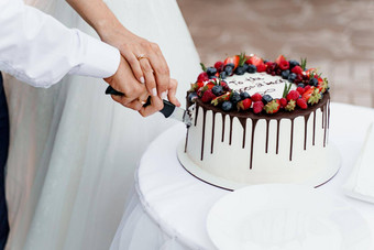 夫妇削减婚礼蛋糕草莓蓝莓前白色美味的蛋糕仪式<strong>广告厨师</strong>