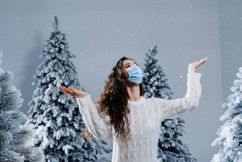 一年庆祝活动科维德冠状病毒检疫期快乐女孩医疗面具下降雪保持<strong>首页</strong>社会距离<strong>冬</strong>天假期雪一天