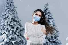 一年庆祝活动科维德冠状病毒检疫期快乐女孩医疗面具下降雪保持首页社会距离冬天假期雪一天