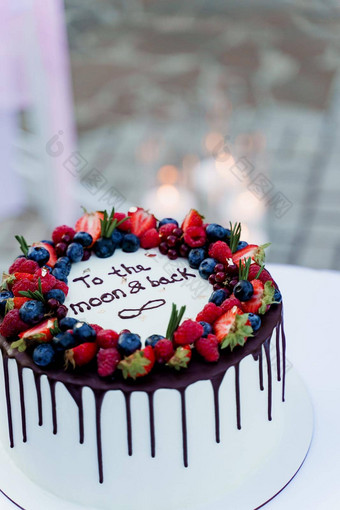婚礼蛋糕草莓蓝莓前白色美味的蛋糕仪式广告厨师