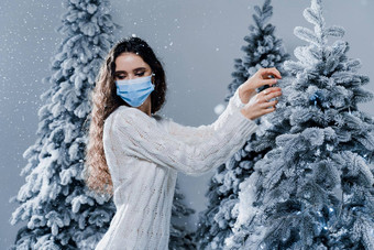 快乐女孩医疗面具下降雪保持首页社会距离冬天假期雪一天一年庆祝活动科维德冠状病毒检疫期