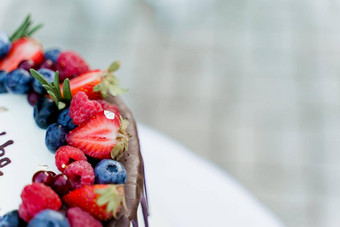 婚礼蛋糕特写镜头草莓蓝莓前白色美味的蛋糕仪式广告厨师