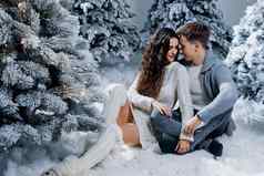 一年爱故事夫妇吻拥抱快乐年轻的夫妇圣诞节树冬天一天