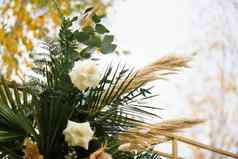 婚礼装饰婚姻仪式秋天白色椅子婚礼拱夫妇森林