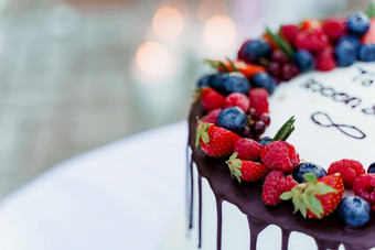 婚礼蛋糕特写镜头草莓蓝莓前白色美味的蛋糕仪式广告厨师