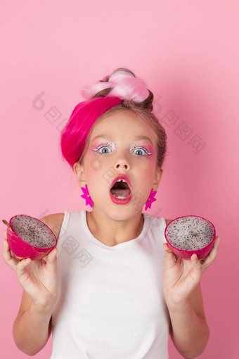 特写镜头肖像漂亮的女孩粉红色的发型龙水果粉红色的背景工作室拍摄迷人的渐变女孩粉红色的使享受多汁的红色的火龙果异国情调的Pitahaya水果