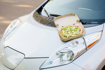 <strong>披萨</strong>特写镜头罩生态车安全交付<strong>披萨</strong>绿色沙拉西红柿奶酪生态交付电车