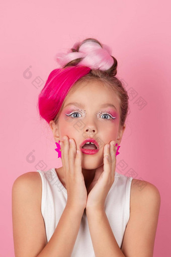 迷人的女孩粉红色的发型粉红色的化妆渐变年轻的模型摆姿势粉红色的背景