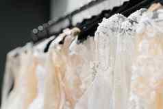 婚礼礼服使丝绸雪纺薄纱花边美丽的白色奶油新娘衣服衣架婚礼沙龙珍珠晶体吊坠袖子精致的颜色婚礼衣服