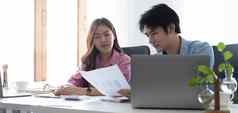 快乐的亚洲年轻的业务人工作平板电脑现代办公室规划分析金融报告业务计划投资金融分析概念