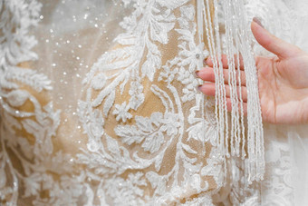 新娘触摸豪华的白色奶油婚礼衣服衣架礼服使丝绸雪纺薄纱花边奢侈品珍珠晶体吊坠袖子精致的颜色婚礼衣服