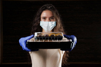 女孩寿司食物快递医疗面具交付检疫冠状病毒科维德年轻的女人持有寿司盒子手手套