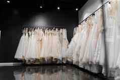 婚礼礼服使丝绸雪纺薄纱花边美丽的白色奶油新娘衣服衣架婚礼沙龙珍珠晶体吊坠袖子精致的颜色婚礼衣服