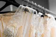 布婚礼礼服使丝绸雪纺薄纱花边美丽的白色奶油新娘衣服衣架婚礼沙龙珍珠晶体吊坠袖子婚礼衣服