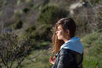 女人旅游享受日落海山景观坐在在户外岩石海穿牛仔裤蓝色的连帽衫黑色的皮革夹克<strong>健康</strong>的生活方式<strong>和谐</strong>冥想