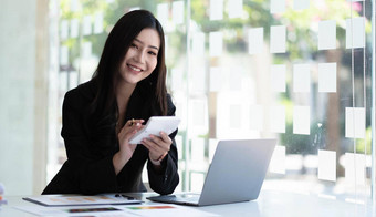 女商人手持有计算器金融统计股票照片讨论报告分析数据图表图金融概念