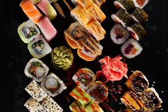 寿司集<strong>黑色</strong>的背景传统的日本<strong>海鲜</strong>美味的卷广告食物交付服务