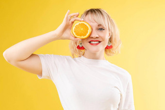 女人橙子眼睛红色的口红嘴唇快乐快乐的女孩散发出积极的被宠坏的橙子孤立的黄色的背景