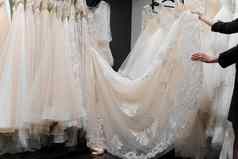 新娘触摸豪华的白色奶油婚礼衣服衣架礼服使丝绸雪纺薄纱花边奢侈品珍珠晶体吊坠袖子精致的颜色婚礼衣服