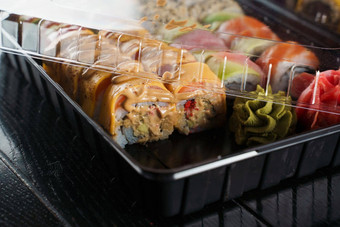 寿司卷食物交付服务寿司集<strong>盒</strong>子黑色的背景传统的日本<strong>海鲜</strong>美味的卷