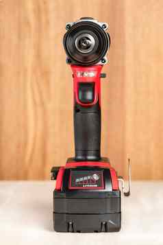 无线钻黑色的红色的螺丝刀钻谎言木背景现代木工工具特写镜头