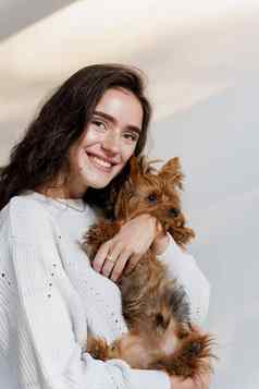 年轻的有吸引力的女人狗约克郡梗微笑关闭照片宠物护理人宠物女孩持有棕色（的）狗孤立的白色背景