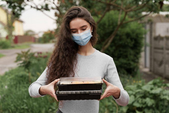 女孩快递医疗面具寿司盒子站前面车寿司集盒子健康的食物交付服务车