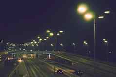晚上闪亮的大道桥移动汽车灯