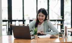 电子学习在线教育概念亚洲女人细心的学生学生视频会议电子学习老师移动PC电脑首页