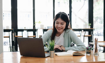 电子<strong>学习</strong>在线教育概念亚洲女人细心的<strong>学生学生</strong>视频会议电子<strong>学习</strong>老师移动PC电脑首页