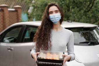 寿司集盒子健康的食物交付服务车<strong>女孩快递</strong>医疗面具寿司盒子站前面车