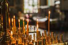 枝状大烛台焚烧蜡烛教堂正统的传统信仰设备祈祷祈祷人生活祈祷神