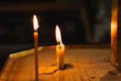 燃烧蜡烛特写镜头黑暗背景教堂悲剧正统的传统信仰设备祈祷祈祷人生活祈祷神