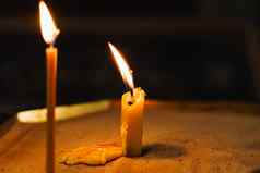 燃烧蜡烛特写镜头黑暗背景教堂悲剧正统的传统信仰设备祈祷祈祷人生活祈祷神