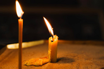 燃烧蜡烛特写镜头黑暗背景教堂悲剧正统的传统信仰设备祈祷祈祷人生活祈祷<strong>神</strong>