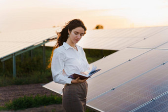 女孩太阳能面板站行地面日落太阳能细胞权力植物业务