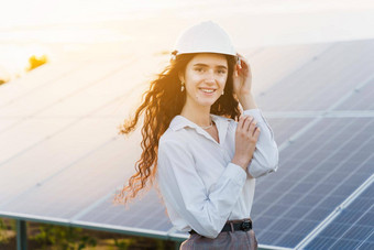 工程师太阳能面板站行地面日落绿色能源太阳能细胞权力植物业务