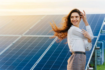 模型太阳能面板站行地面女孩穿着白色正式的衬衫微笑权力植物