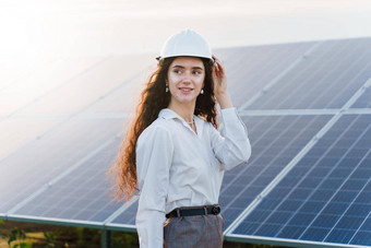 工程师太阳能面板站行地面日落绿色能源太阳能细胞权力植物业务